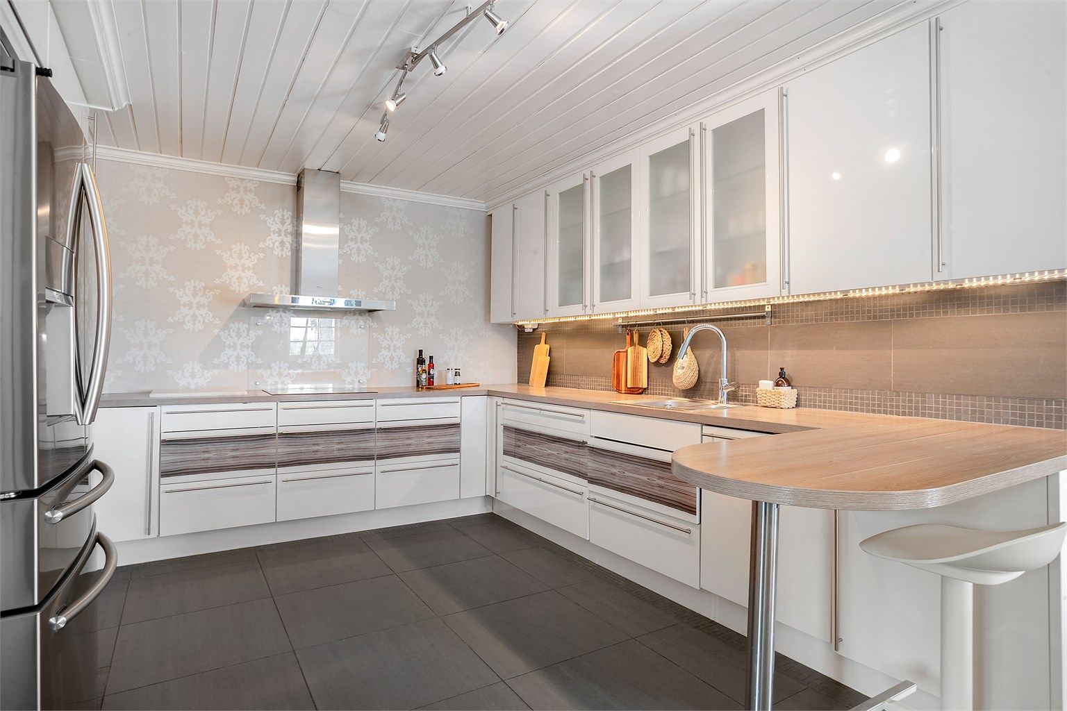 Det er rikelig med skap- og benkeplass. French Door-kjøleskap medfølger handelen.