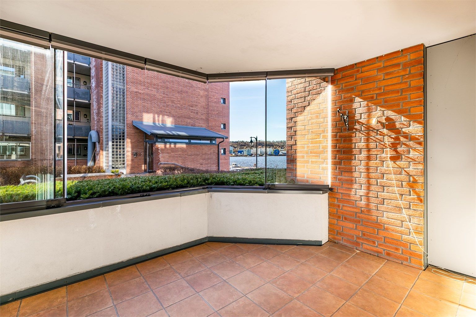 Skjermende glass som betydelig utvider verandaens bruksmuligheter ble montert i 2023.