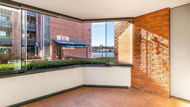 Skjermende glass som betydelig utvider verandaens bruksmuligheter ble montert i 2023.