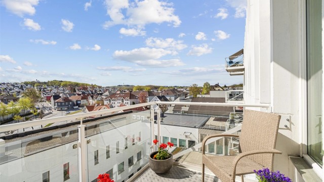 Velkommen til Engelsminnegata 16B. Denne flotte eierleiligheten ligger i 6 etg, med en flott utsikt over Våland. Krogsveen avd. Sandnes ved Tom Christer Hovde, ønsker velkommen til visning.
Foto: Martin Nordbø