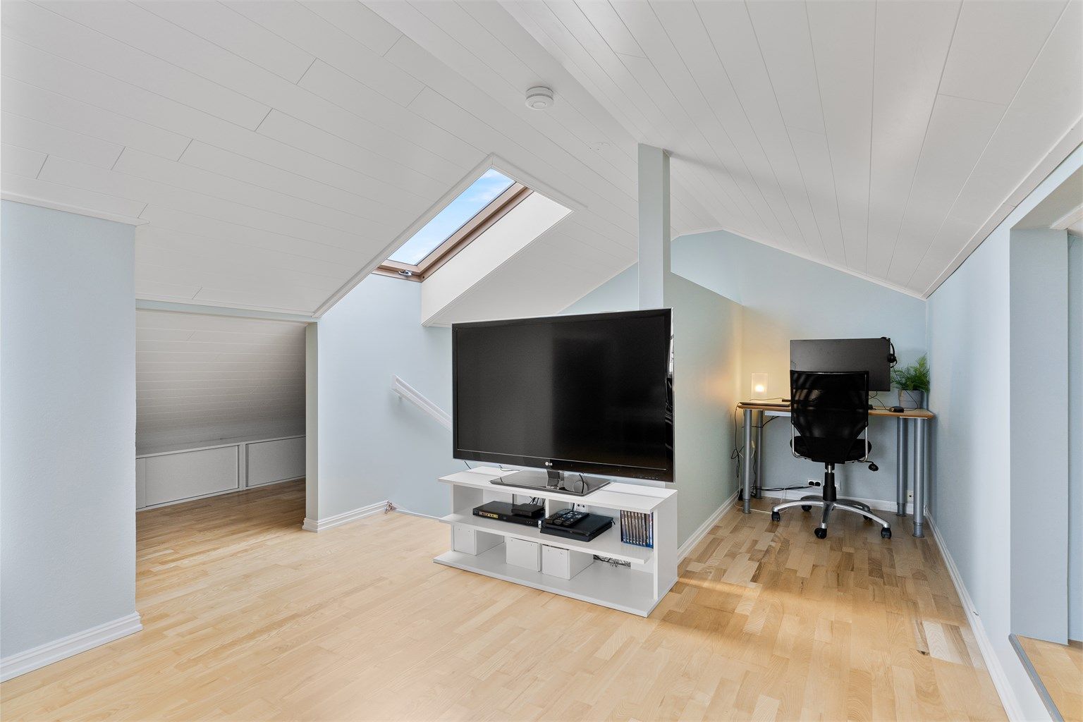 Kontorplass innerst i loftsetasjen.