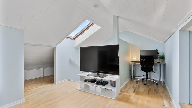 Kontorplass innerst i loftsetasjen.
