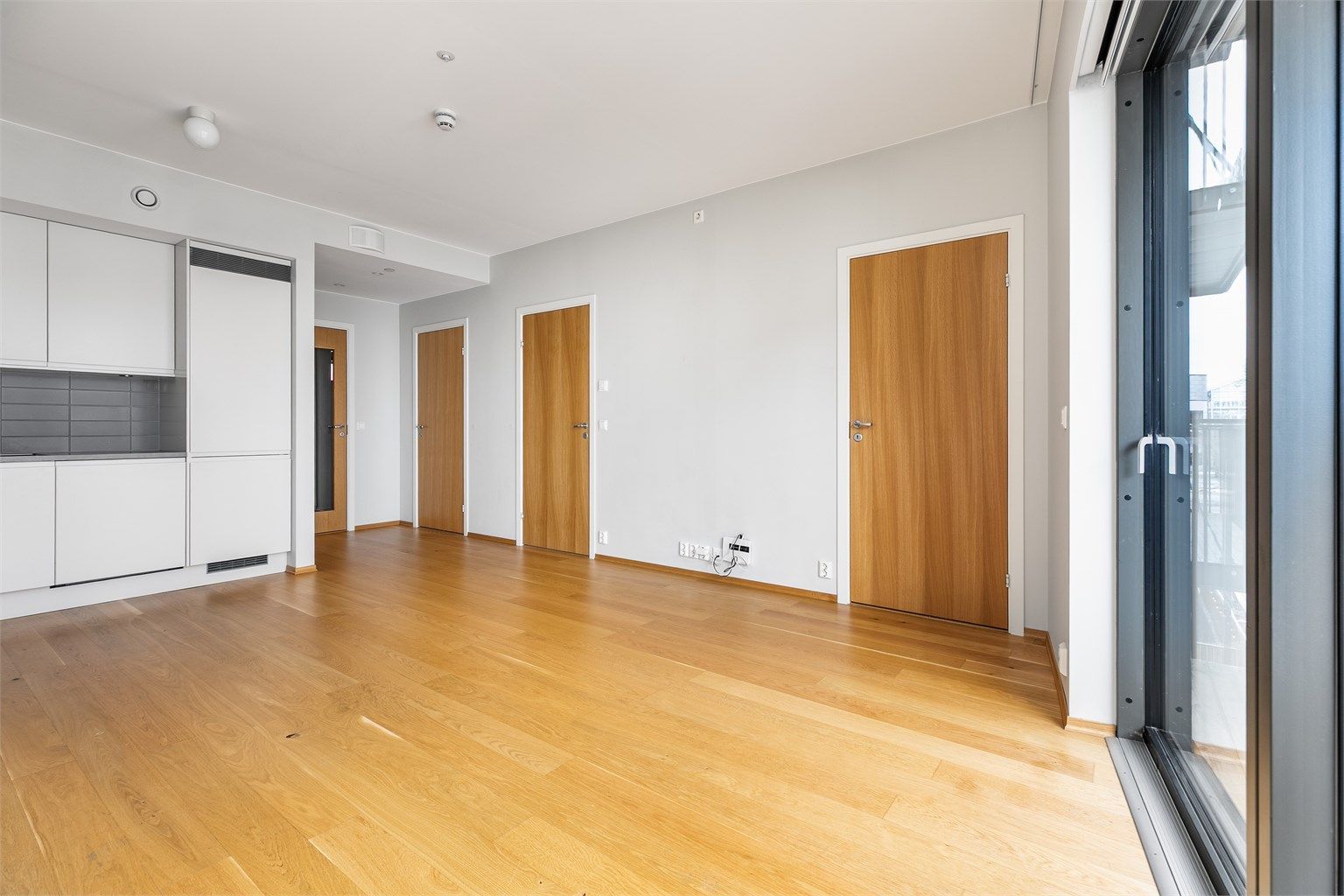 Alle gulv utenom badet er utført med tidsaktuell én-stavs eikeparkett. 
Vannbåren gulvvarme i alle rom sikrer stabil innetemperatur og lavt forbruk av strøm.