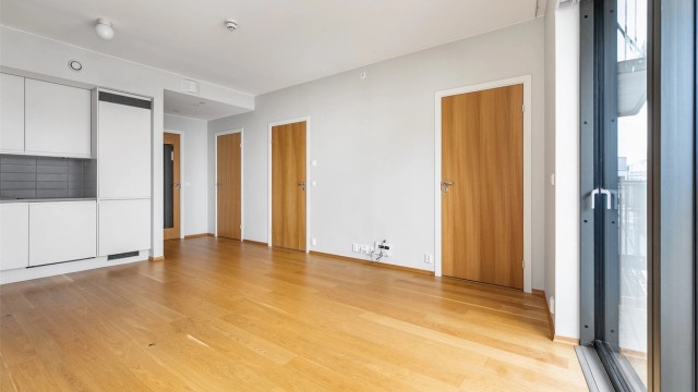 Alle gulv utenom badet er utført med tidsaktuell én-stavs eikeparkett.
Vannbåren gulvvarme i alle rom sikrer stabil innetemperatur og lavt forbruk av strøm.