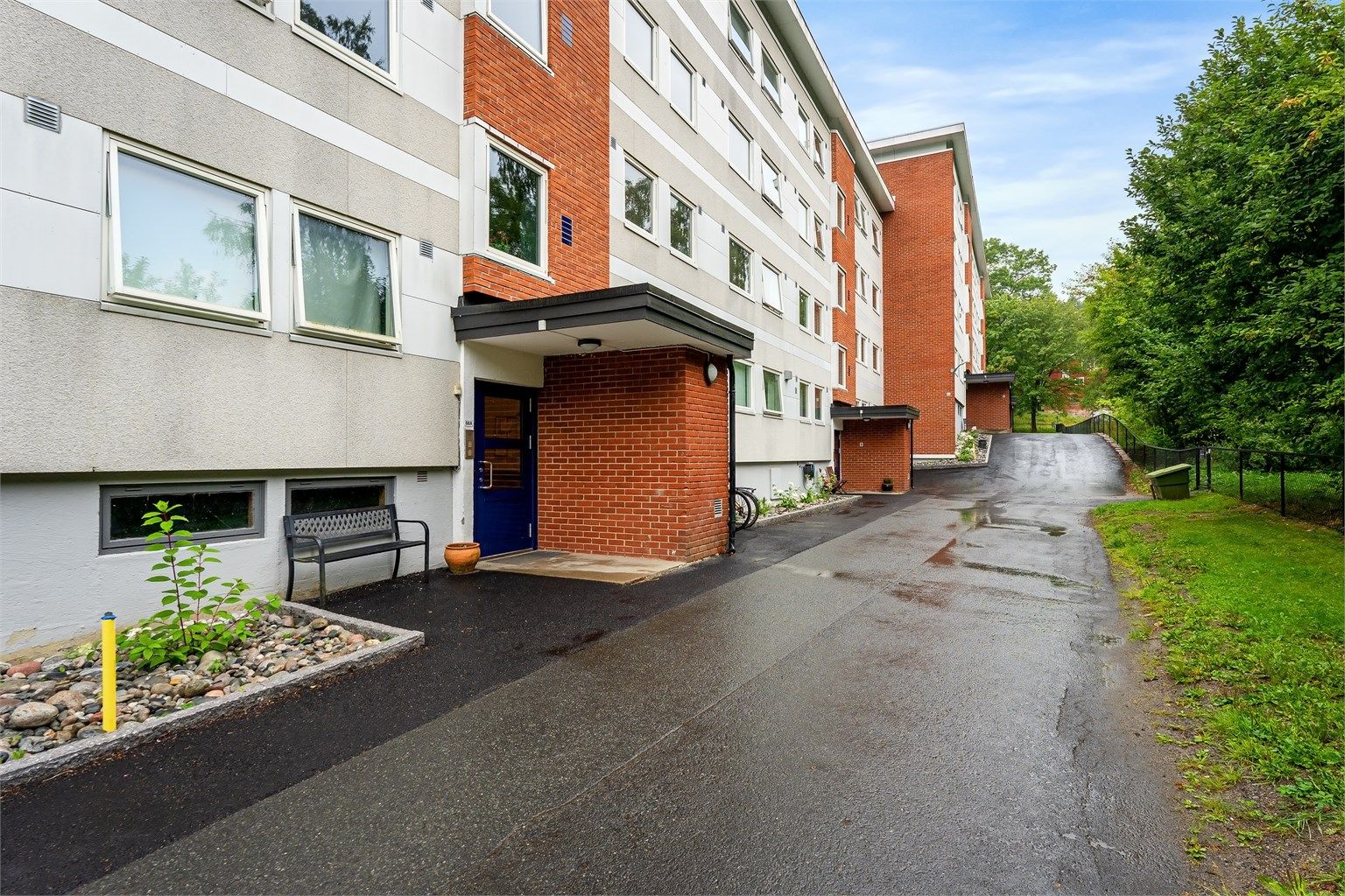 Kort vei til Østerås T-banestasjon, med omtrent ti minutters gange.