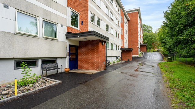 Kort vei til Østerås T-banestasjon, med omtrent ti minutters gange.