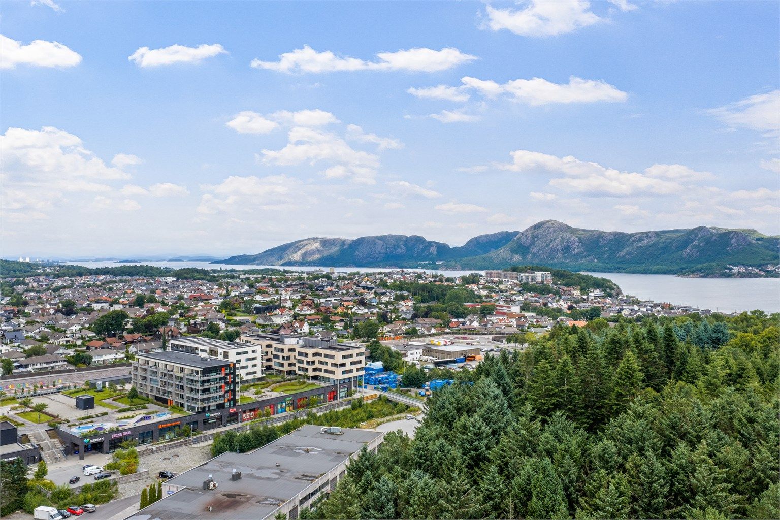 Beliggenheten er ideell for pendlere, med rask tilgang til Sandnes, Forus og Stavanger.