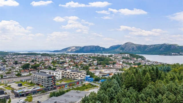Beliggenheten er ideell for pendlere, med rask tilgang til Sandnes, Forus og Stavanger.