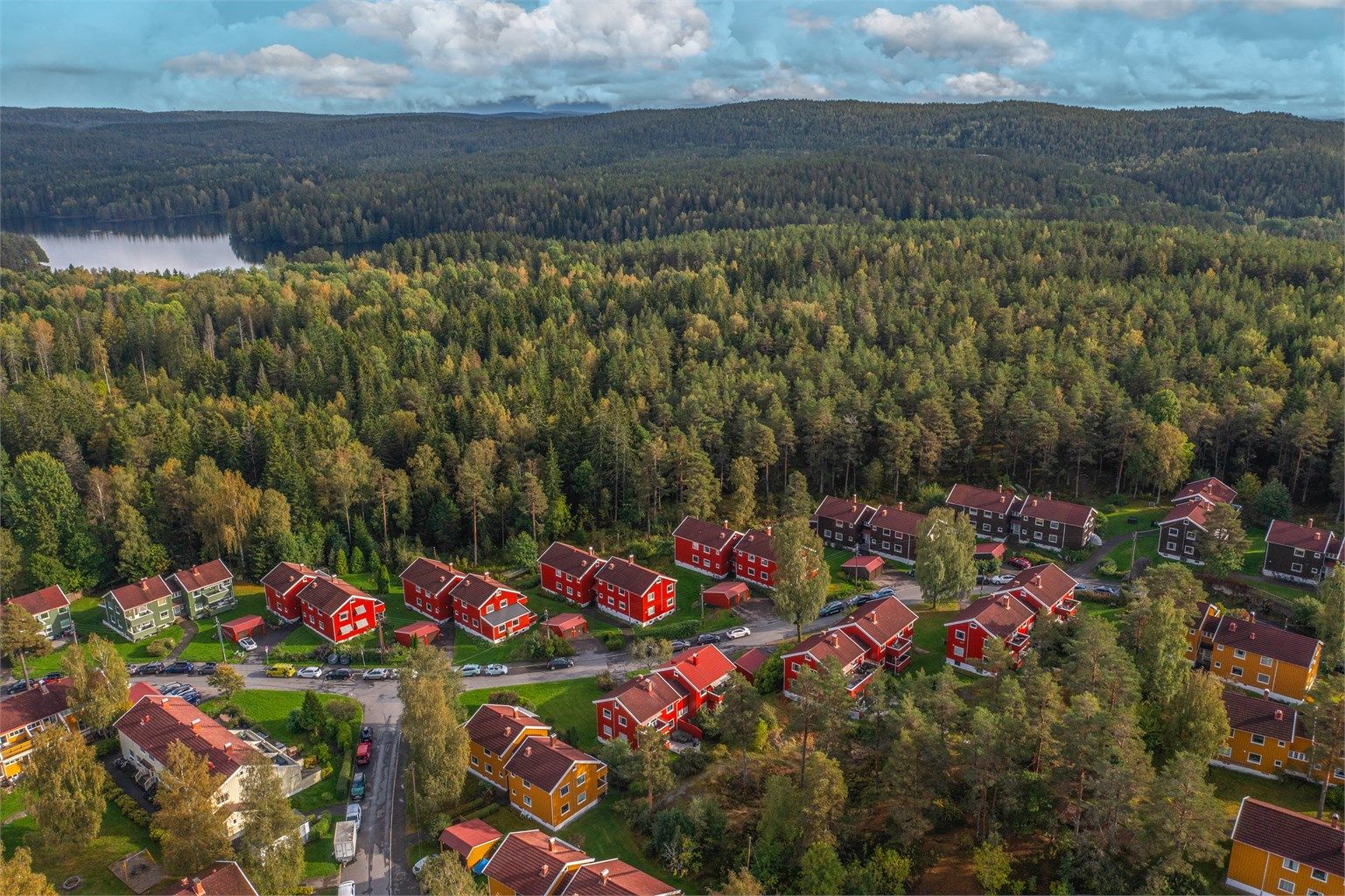 Nydelige Østmarka er nærmeste nabo. Her har du kort vei til bading, leking, padling, fiske o.l. i Nøklevann og Ulsrudvann.