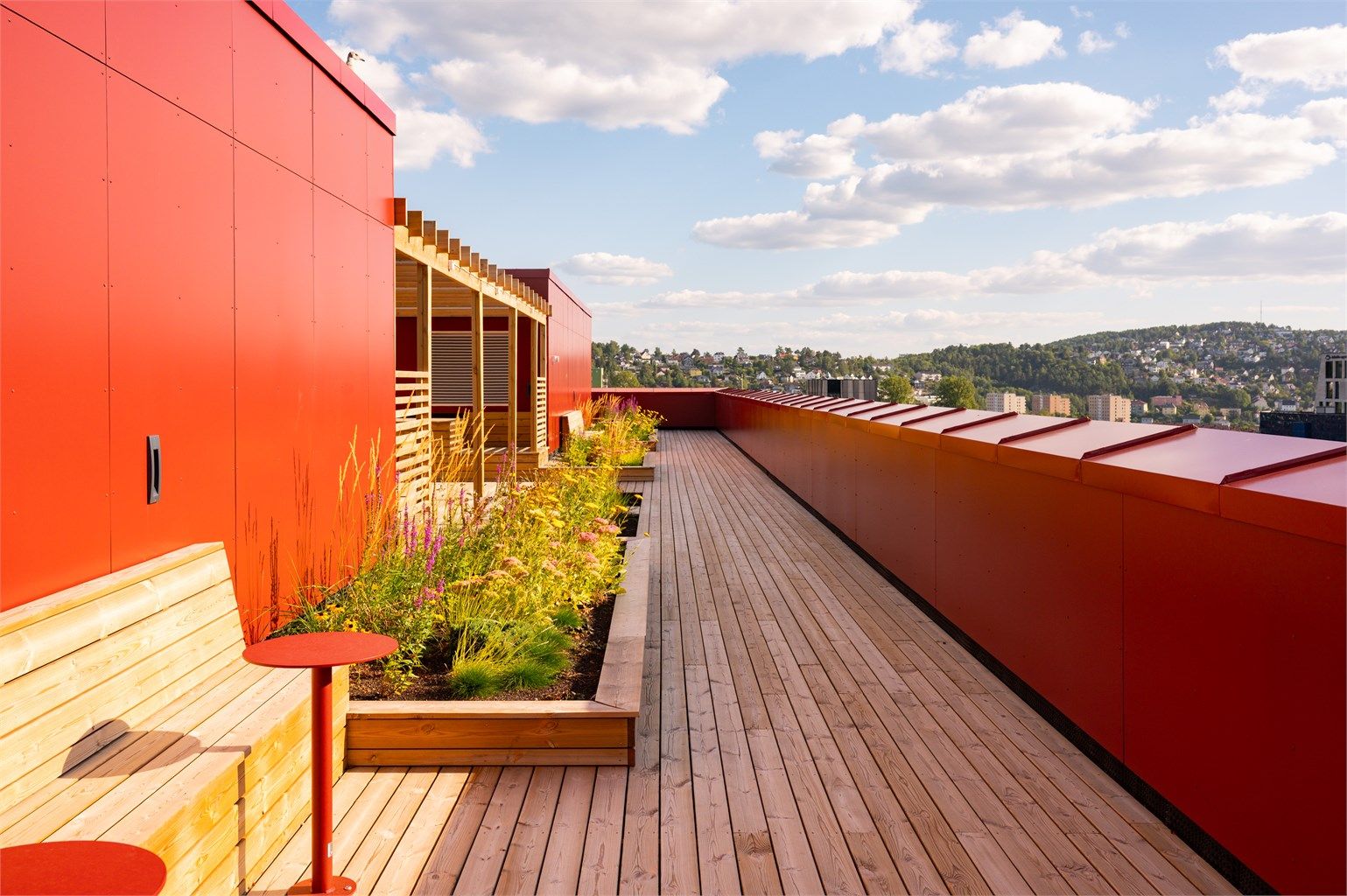 Takterrassen er opparbeidet med pergola, beplantning og integrerte benker.