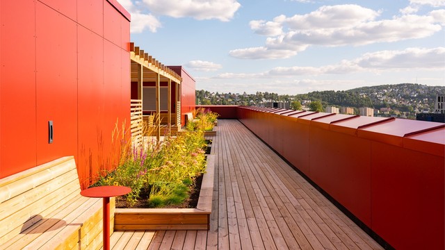 Takterrassen er opparbeidet med pergola, beplantning og integrerte benker.