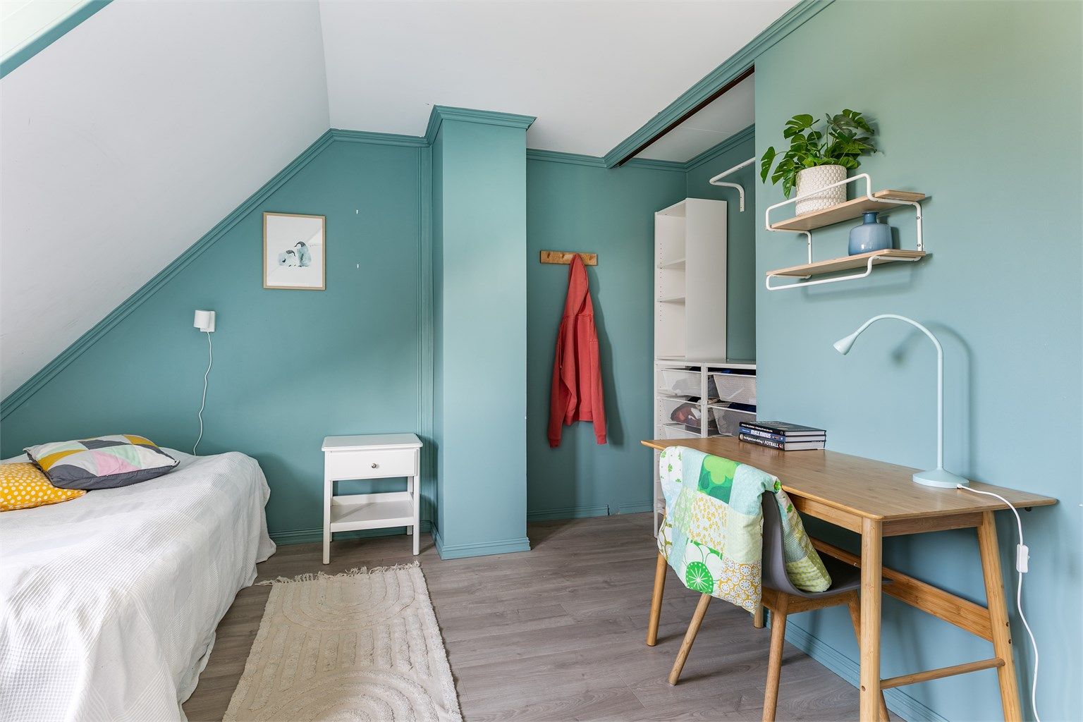 Dette soverommet har over 13 kvm. gulvflate og en nisje der garderobeskap kan plasseres lite fremtredende.