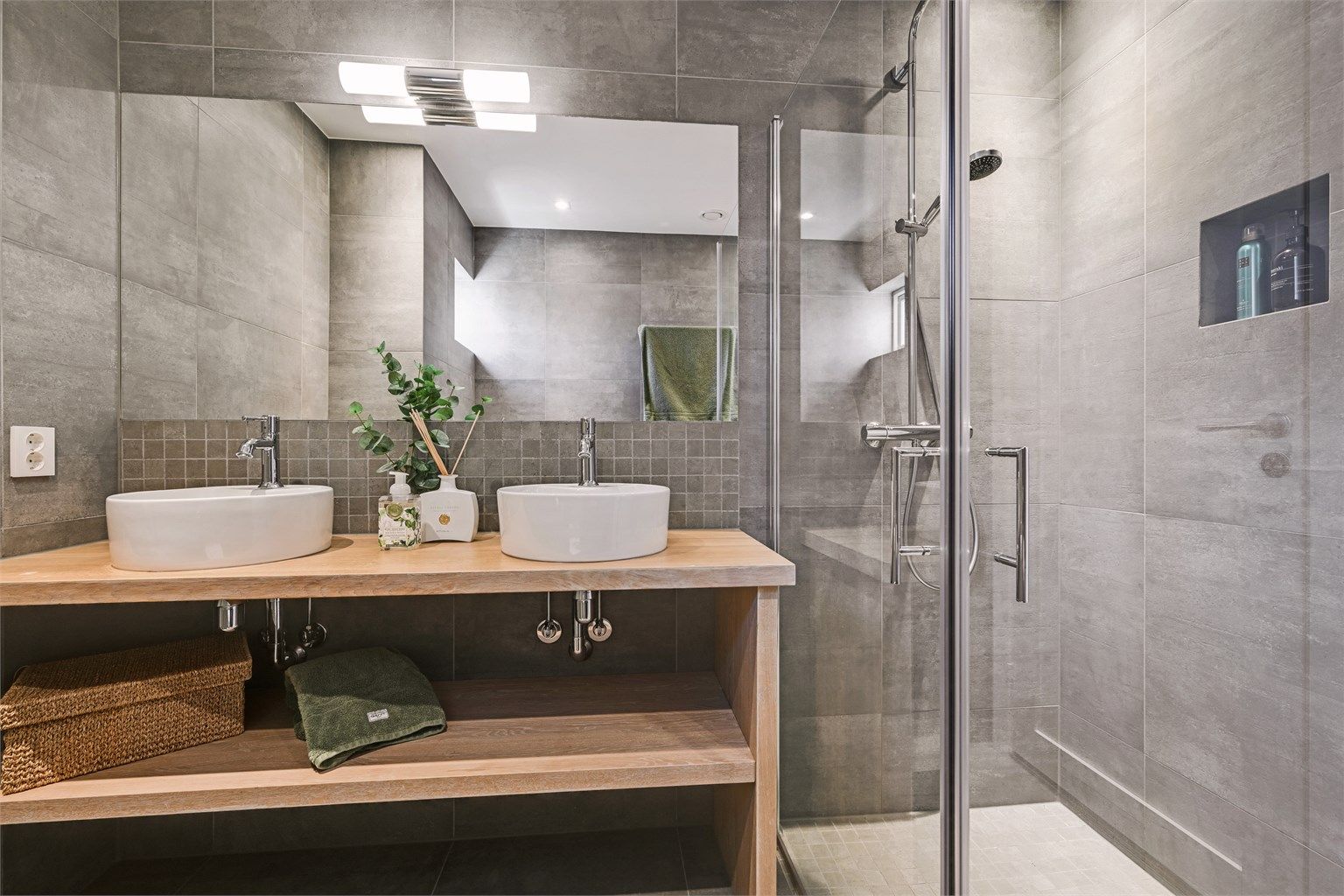 Badet er utstyrt med veggmontert toalett og innebygget sisterne.