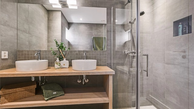 Badet er utstyrt med veggmontert toalett og innebygget sisterne.