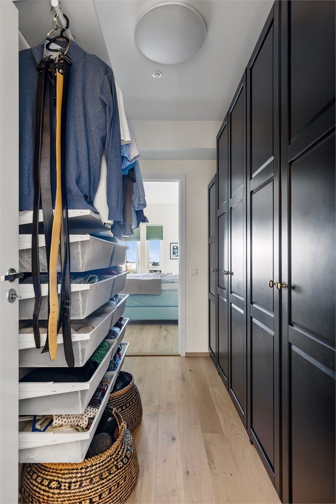 Walk-in-closet med gode oppbevaringsmuligheter, tilknyttet hovedsoverommet.