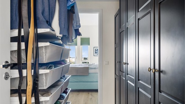 Walk-in-closet med gode oppbevaringsmuligheter, tilknyttet hovedsoverommet.