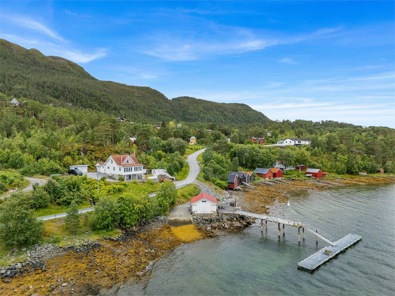 Eiendommen ligger landlig og sjønært, samtidig som det er kort vei til daglige servicetilbud. Matkroken Kvisvik nås på ca. 4 minutter med bil, mens Bunnpris Aspøya ligger ca. 13 minutter unna. 