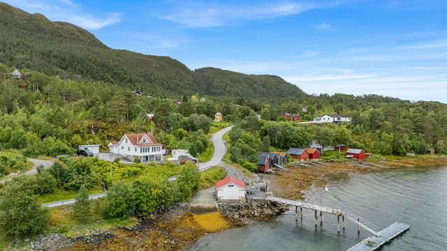 Eiendommen ligger landlig og sjønært, samtidig som det er kort vei til daglige servicetilbud. Matkroken Kvisvik nås på ca. 4 minutter med bil, mens Bunnpris Aspøya ligger ca. 13 minutter unna.