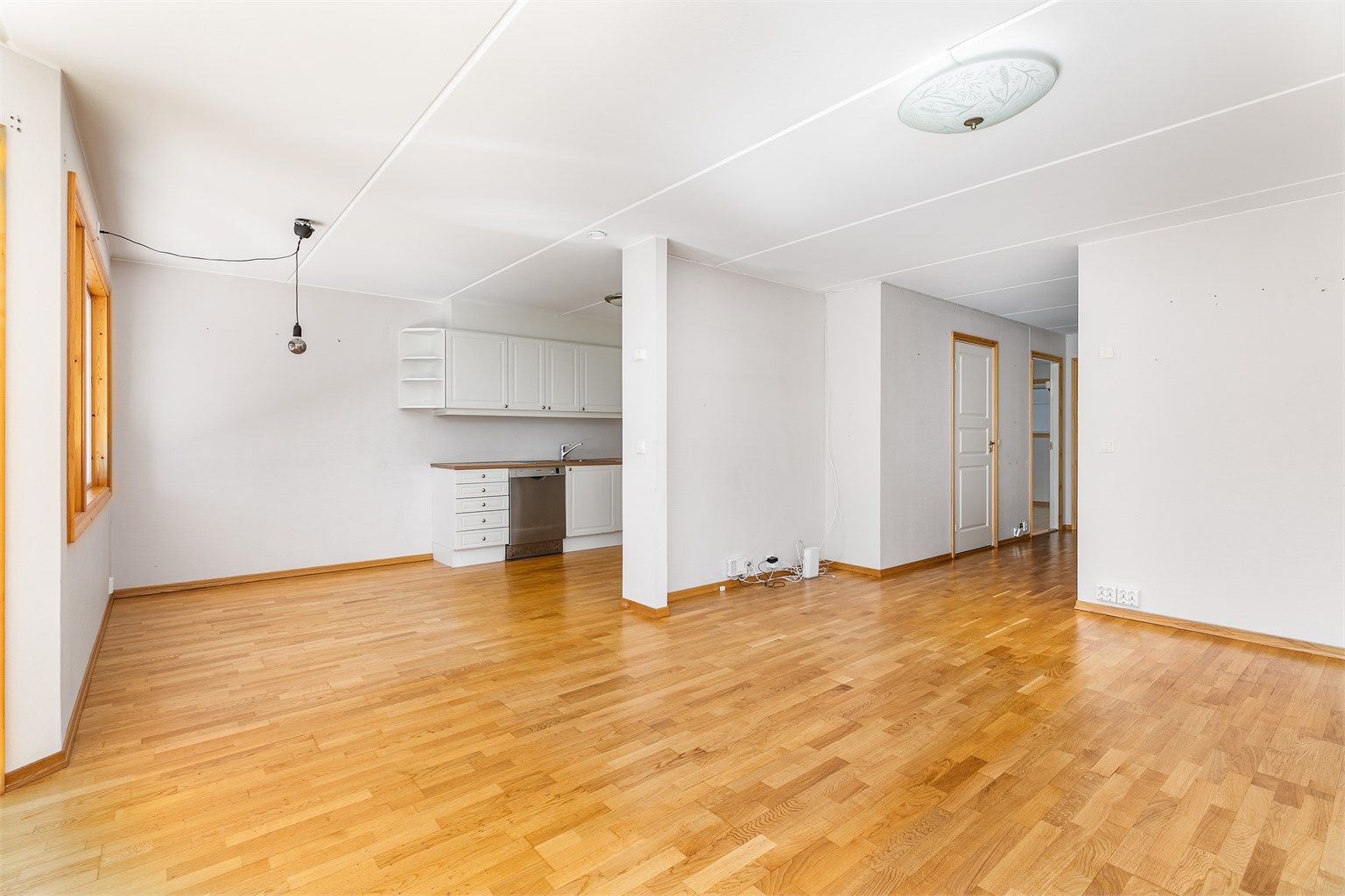 Stuen og kjøkkenet utgjør til sammen en romslig sosial sone. Her er det som i alle øvrige rom vannbåren varme i gulvet. Stuens termostat er imidlertid defekt og må byttes.