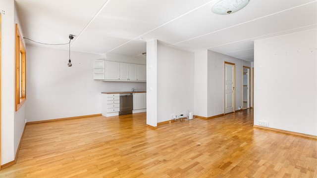 Stuen og kjøkkenet utgjør til sammen en romslig sosial sone. Her er det som i alle øvrige rom vannbåren varme i gulvet. Stuens termostat er imidlertid defekt og må byttes.