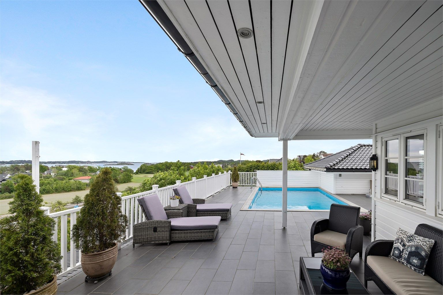 Stor og flott enebolig på 288 kvm bra. Passer for alle typer familier. 

Stille, fredelig og barnevennlig bomiljø med kort vei til skole og rekreasjon. 