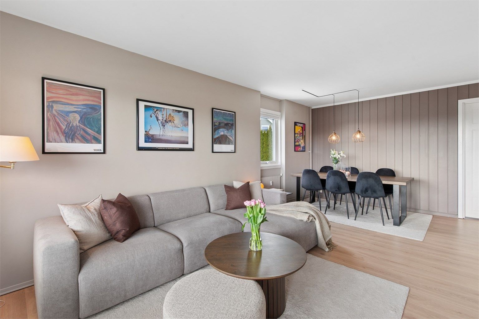 Det er gjennomgående gode lysforhold i hele leiligheten.