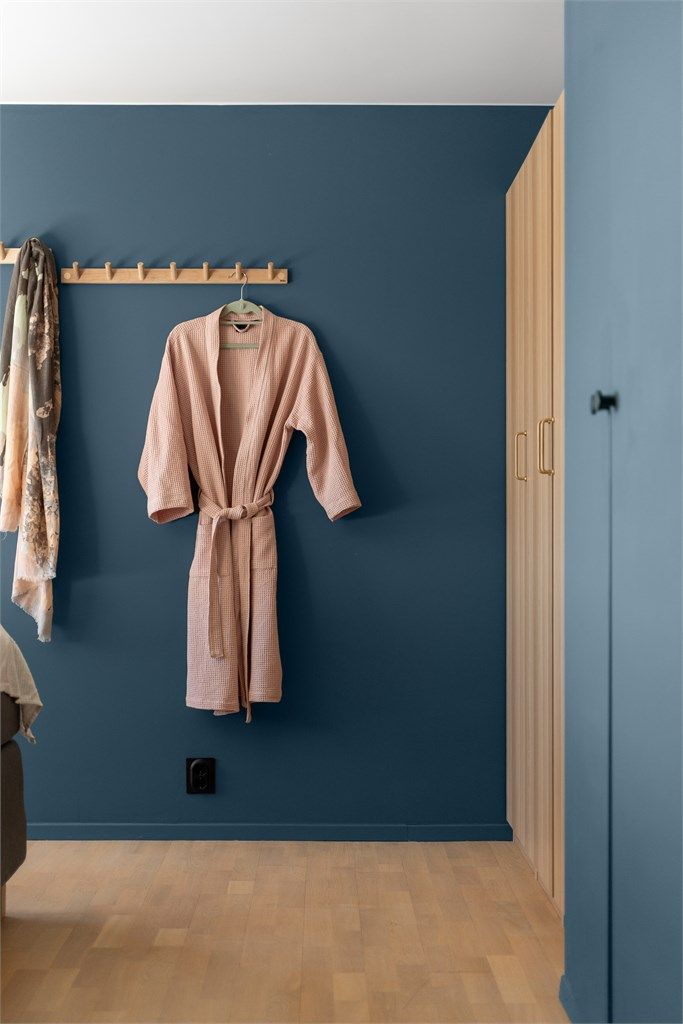 Soverom II er malt i en mørk blåfarge og har medfølgende garderobeskap.