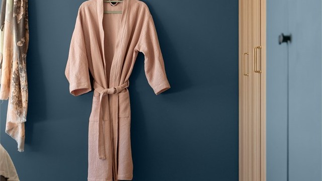 Soverom II er malt i en mørk blåfarge og har medfølgende garderobeskap.