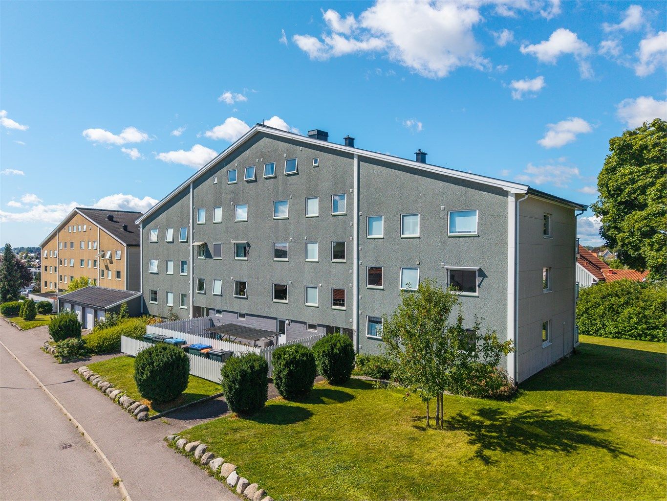 En stilren og innbydende 3-roms leilighet i høy 1.etg, med en arealeffektiv planløsning 