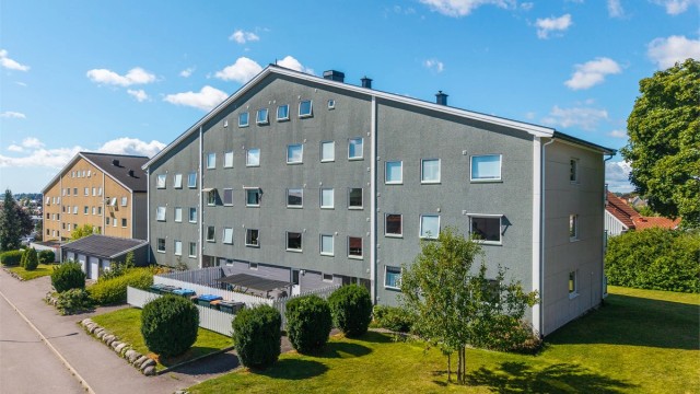 En stilren og innbydende 3-roms leilighet i høy 1.etg, med en arealeffektiv planløsning