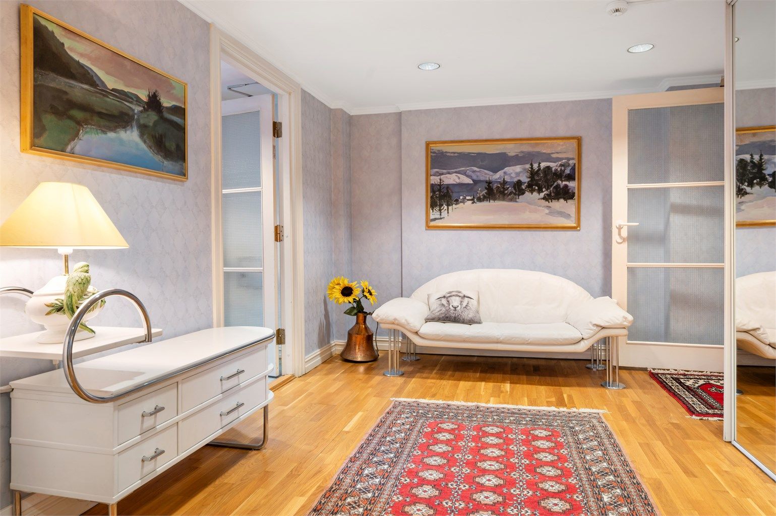 Arealet fordeler seg på ett stort plan samt loftsetasje og lagringsloft.