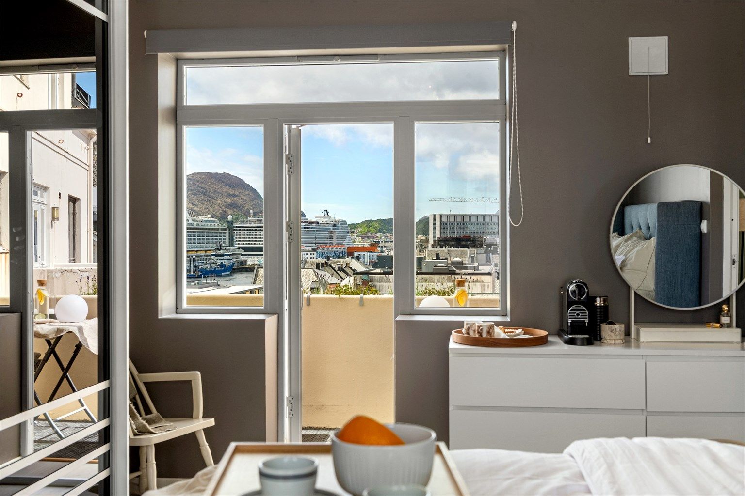 Fra soverommet har man utgang til en hyggelig veranda med fantastisk utsikt utover bysentrum, perfekt for å nyte rolige morgener eller sene sommerkvelder.