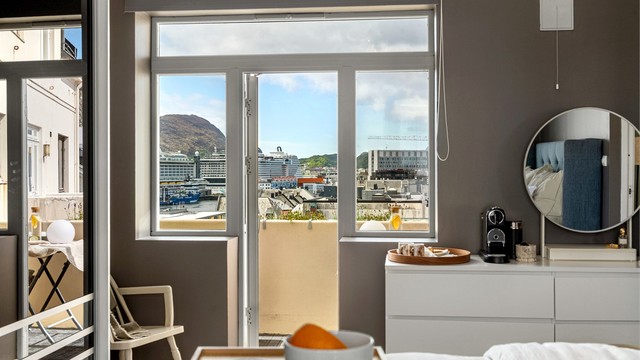 Fra soverommet har man utgang til en hyggelig veranda med fantastisk utsikt utover bysentrum, perfekt for å nyte rolige morgener eller sene sommerkvelder.