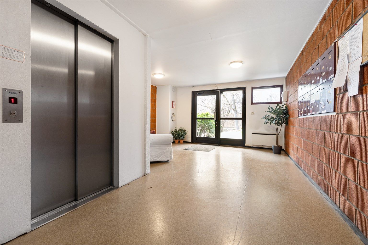 Bygget har heis, som gir trinnfri adkomst fra inngangspartiet og garasjen opp til leiligheten i 2. etasje.