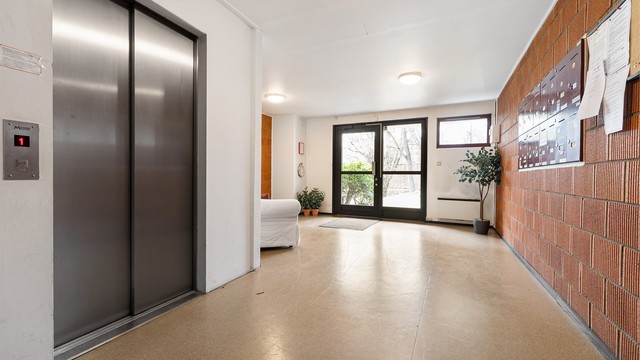 Bygget har heis, som gir trinnfri adkomst fra inngangspartiet og garasjen opp til leiligheten i 2. etasje.