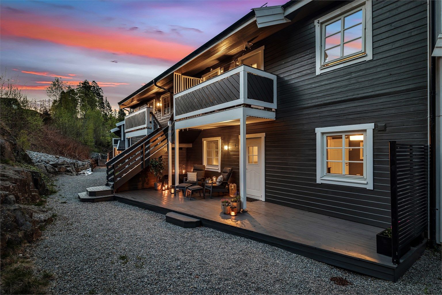 Herlig uteplass med sol fra 12-19 på sommer. Her kan man sitte i le og nyte varme sommerdager.