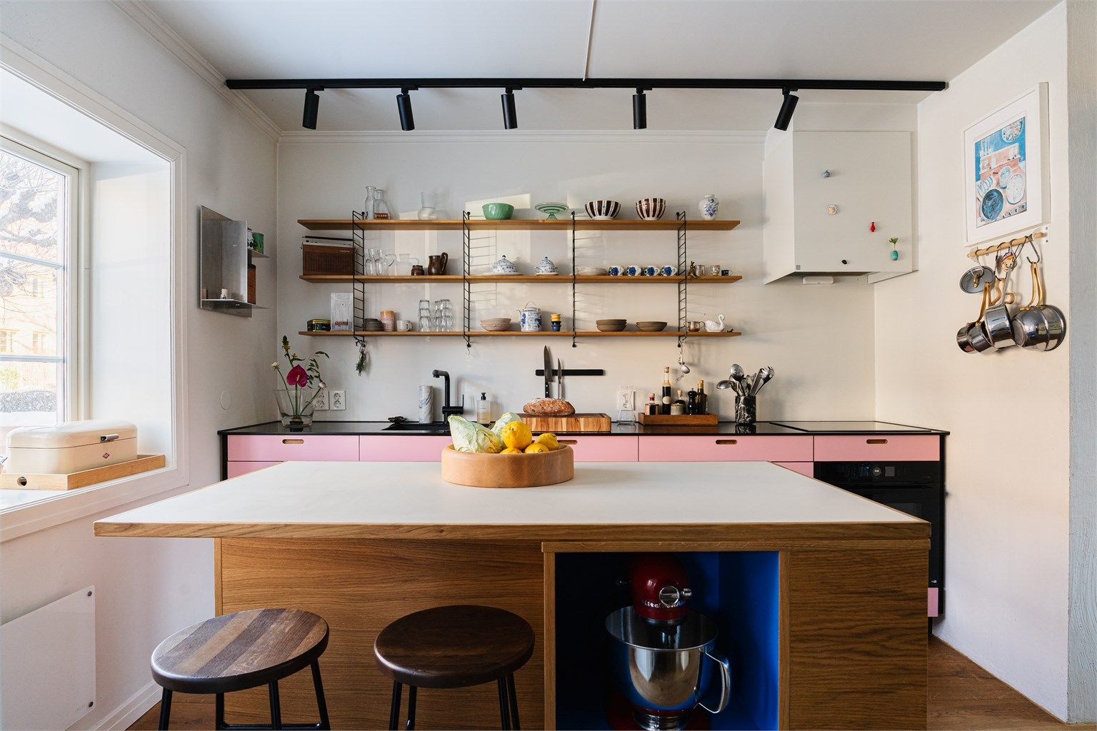 En frittstående kjøkkenøy på hjul gir ekstra arbeidsflate og fleksibilitet.