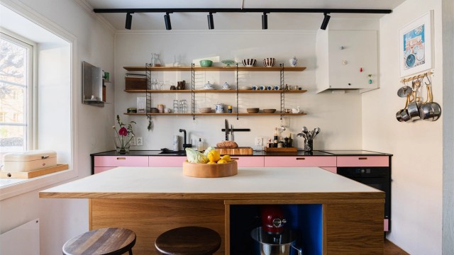 En frittstående kjøkkenøy på hjul gir ekstra arbeidsflate og fleksibilitet.