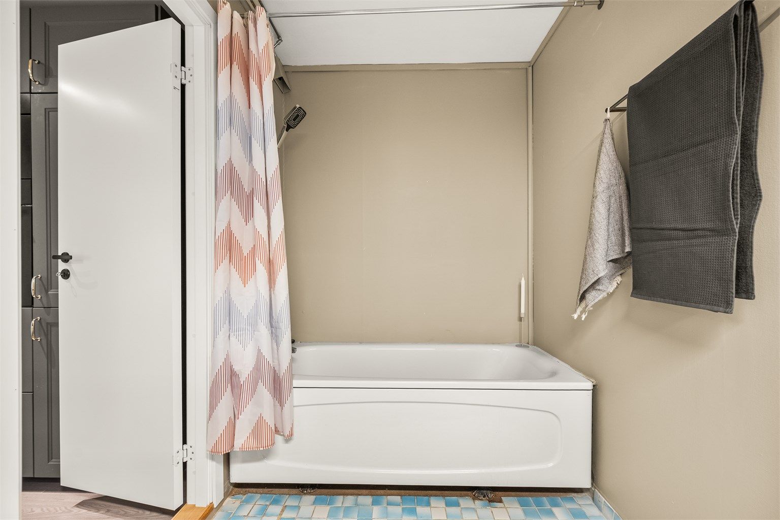 Dette badet har et badekar med dusjarmatur.