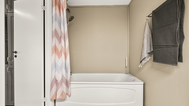 Dette badet har et badekar med dusjarmatur.