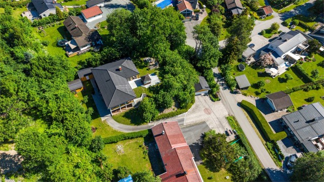 Stor tomt med oppkjørsel, plenarealer og terrasser
