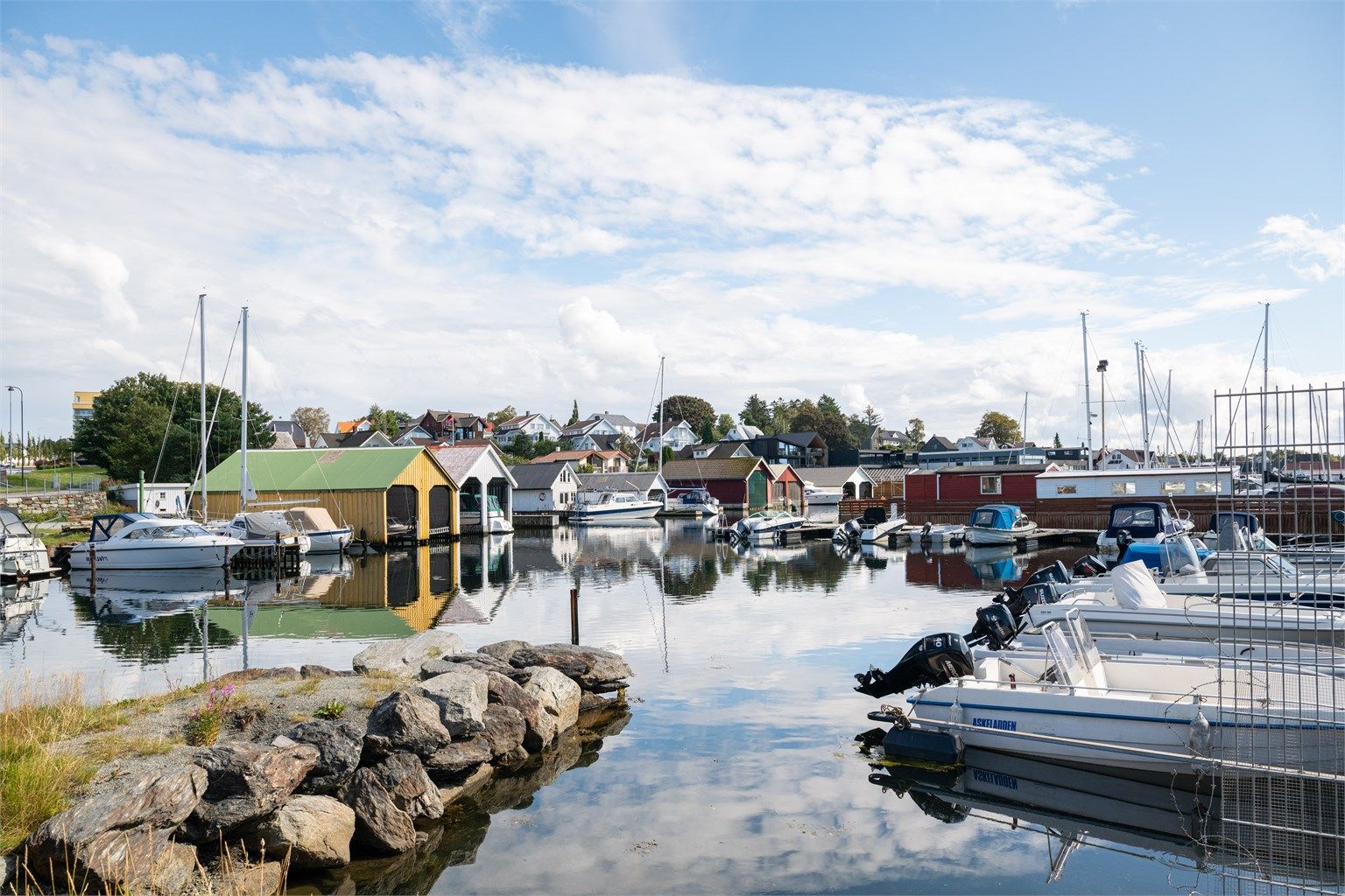 Boligen har attraktiv beliggenhet på Hundvåg, med kort gangavstand til krossen