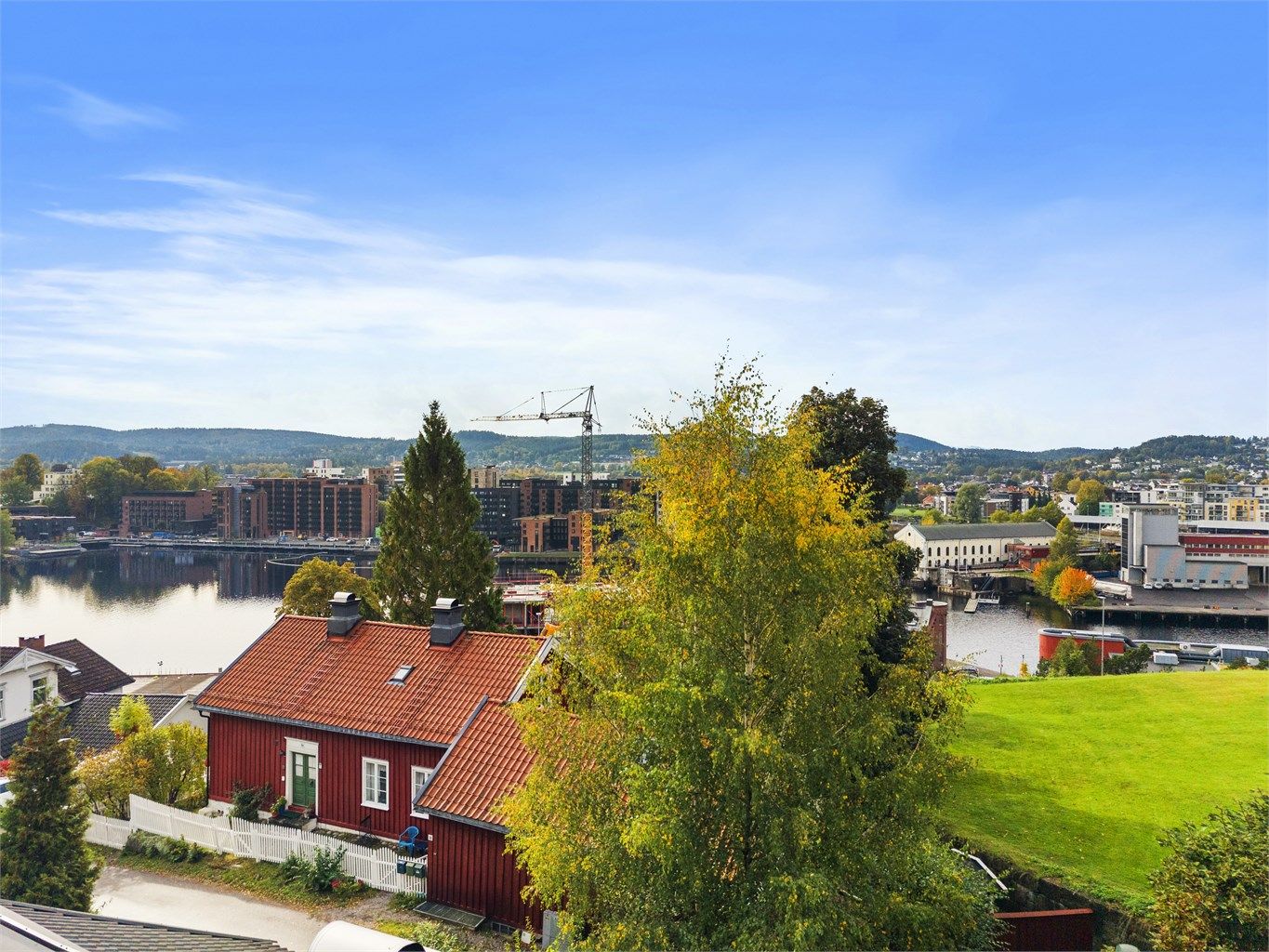 Boligen ligger meget sentralt til, med gangavstand til Skien sentrum med både butikker, kafeer og restauranter, kultur- og uteliv.