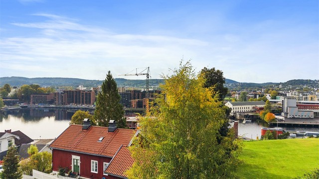 Boligen ligger meget sentralt til, med gangavstand til Skien sentrum med både butikker, kafeer og restauranter, kultur- og uteliv.
