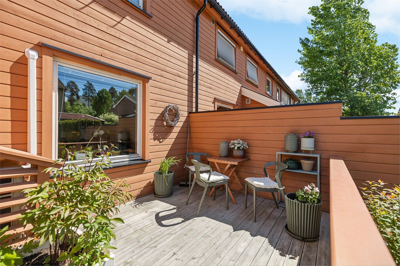Meget innbydende terrasse på 10 kvm ved inngangspartiet. Et herlig sted å nyte solfylte dager og svale kvelder.r. Foto: Per Oscar Skjellnan v/Efkt