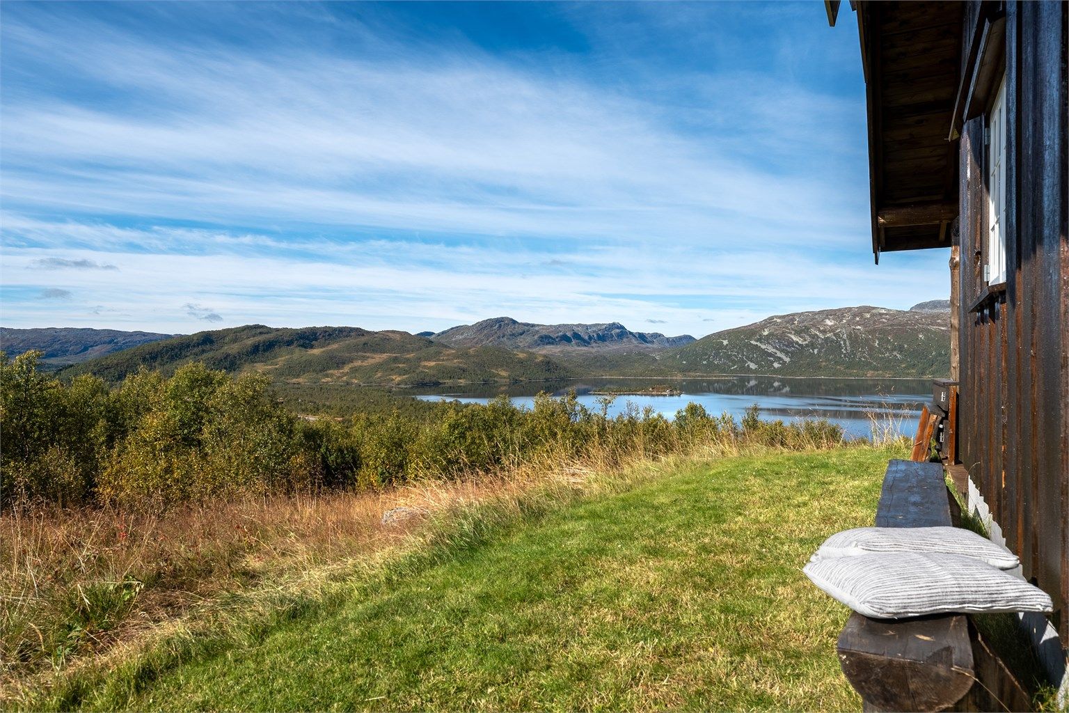 Flere solrike plasser rundt hytten. Utsikten mot Sæsvatn.