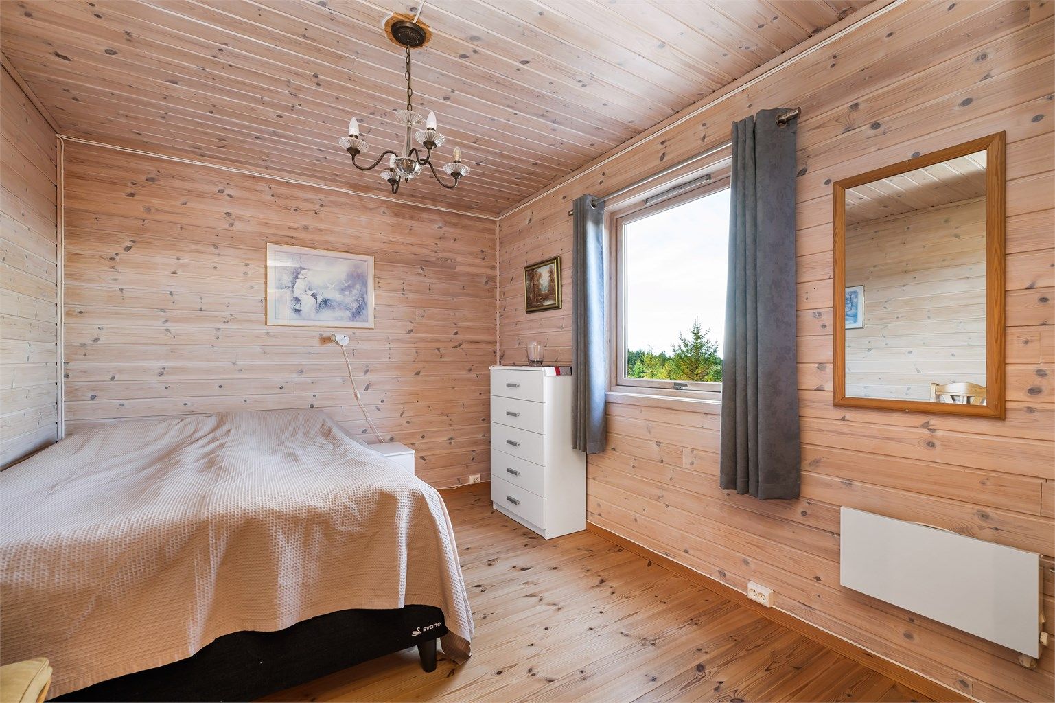 Soverom 1, med god plass til dobbeltseng og garderobeskap.