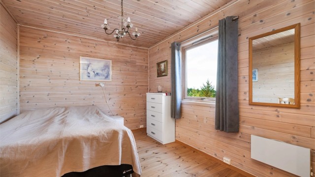 Soverom 1, med god plass til dobbeltseng og garderobeskap.