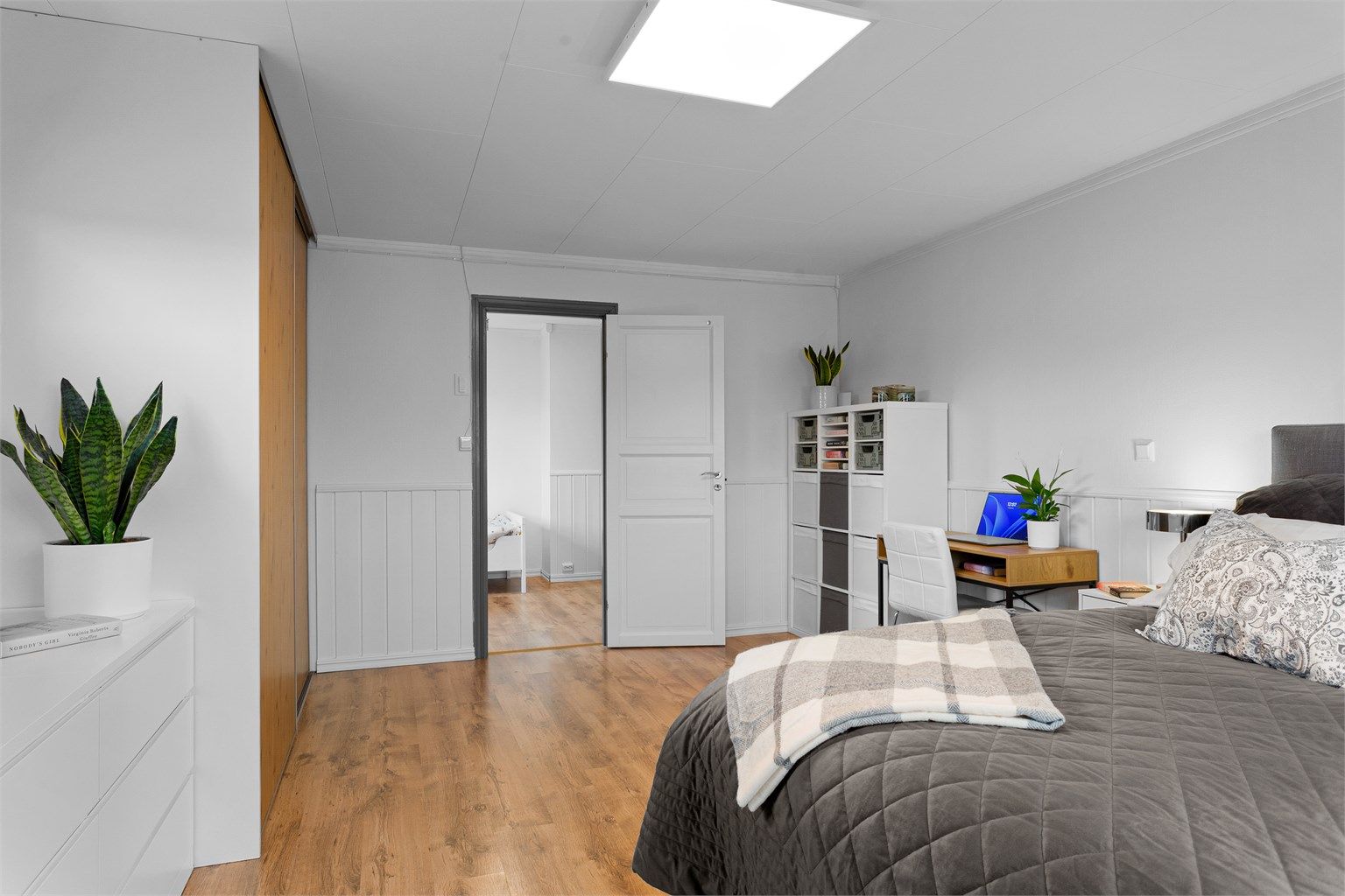 Soverom 1 med skyvedørsgarderobe. Romslig soverom med god plass for kontorkrok.