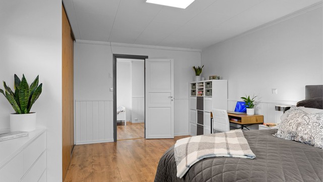 Soverom 1 med skyvedørsgarderobe. Romslig soverom med god plass for kontorkrok.